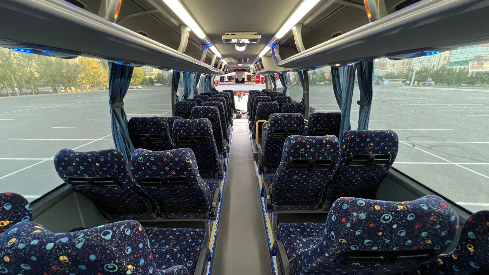 Вид вглубь салона 50-местного автобуса Higer во время загородной поездки из Астаны