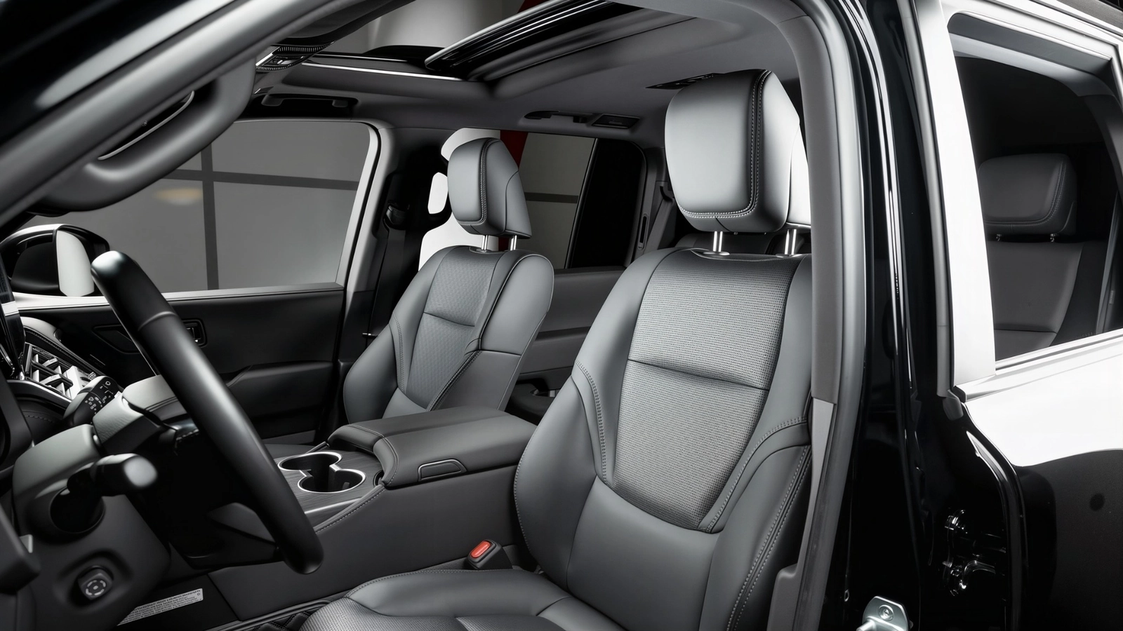 Кожаный салон Toyota Land Cruiser 300, удобный для межгородних маршрутов