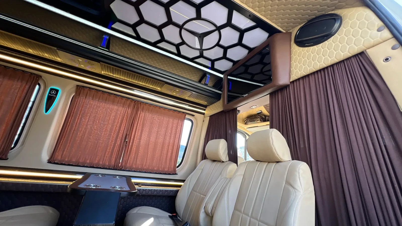 Салон микроавтобуса на 8 мест с декоративной подсветкой для суточных поездок