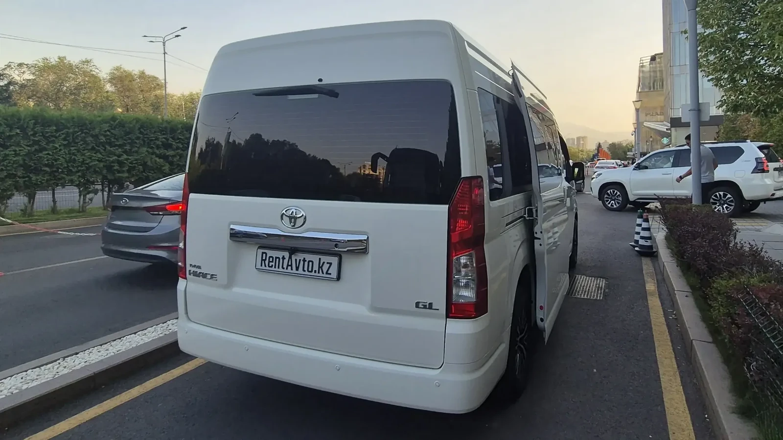 Задняя часть Toyota Hiace на 9 мест на утренней улице Астаны перед долгосрочной поездкой
