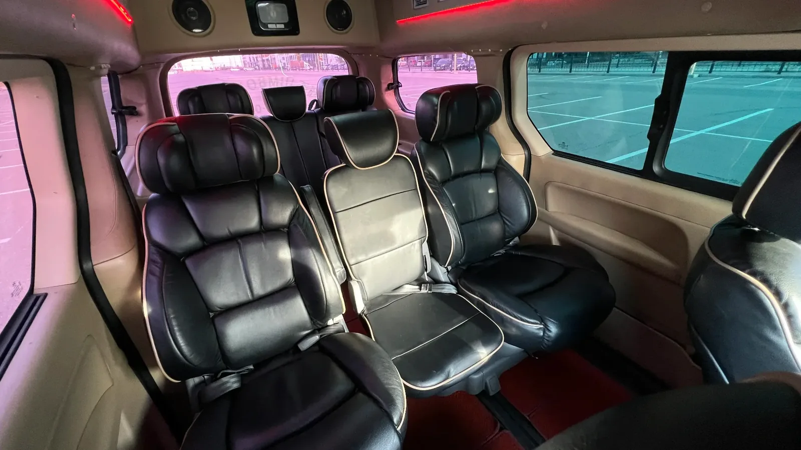 Кожаные сиденья Hyundai Starex на 7 мест с контрастной отделкой и мягкой подсветкой салона