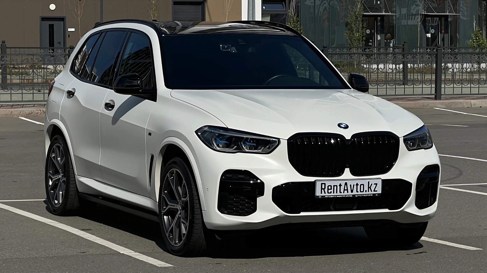 Выразительный передний бампер BMW X5M на дороге, подходящий для поездок с водителем по городу