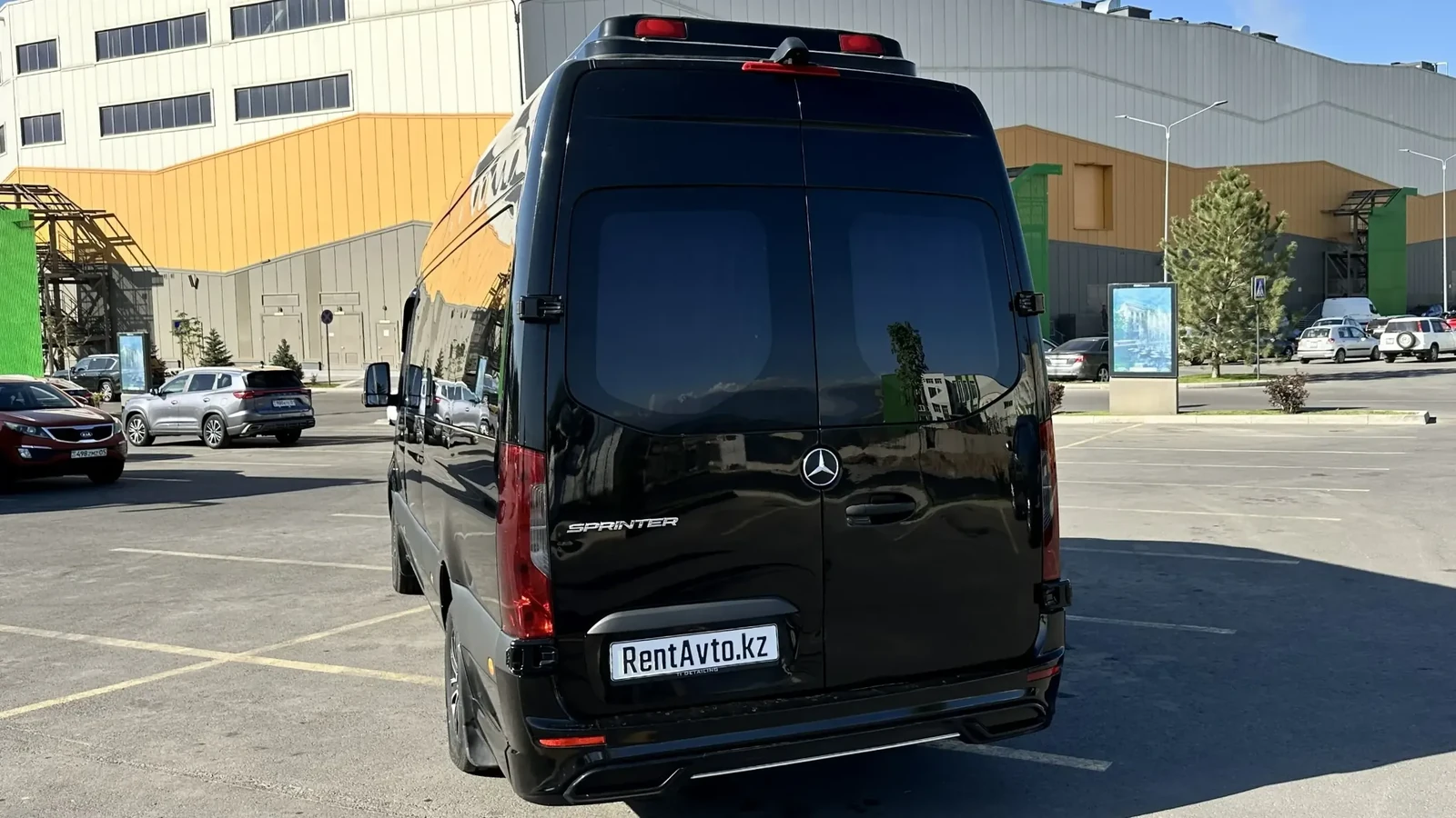 Передняя панель Sprinter на 16 мест с видом из кабины перед выездом на длительный срок