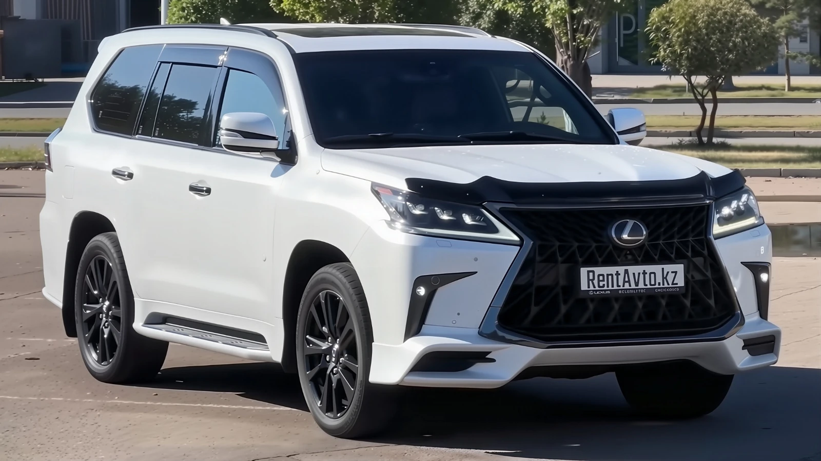 Передняя решётка и ракурс Lexus LX570 на парковке в Астане, который часто используют при аренде и заказе автомобиля с водителем для разных поездок