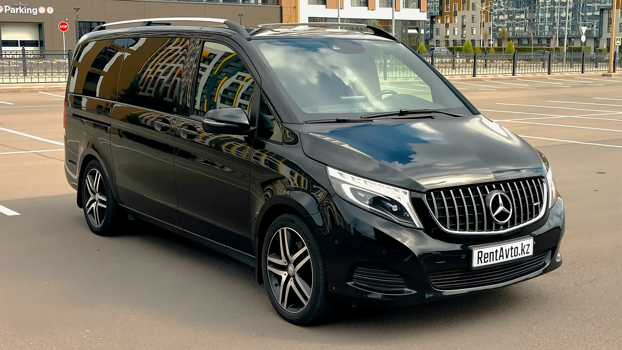 Mercedes-Benz V-Class показан задний салон, со раскрытым столом на среднем ряде сидений