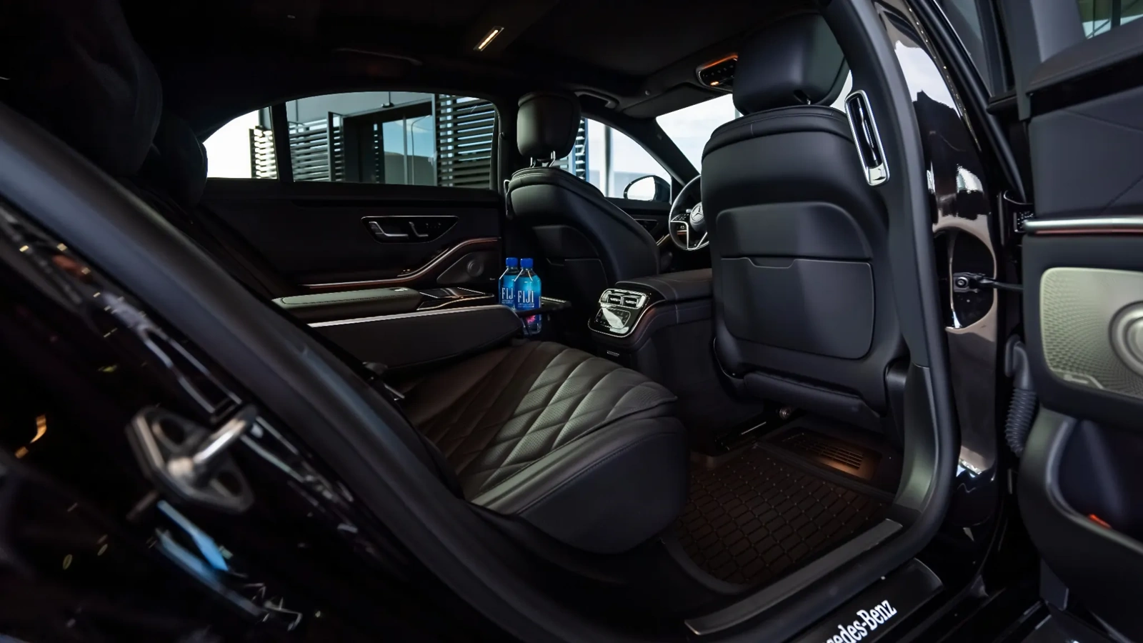 Вид на задний ряд и на центральную панель Mercedes-Benz S-Class 223 во время заказа авто с личным водителем для индивидуального сопровождения руководителя