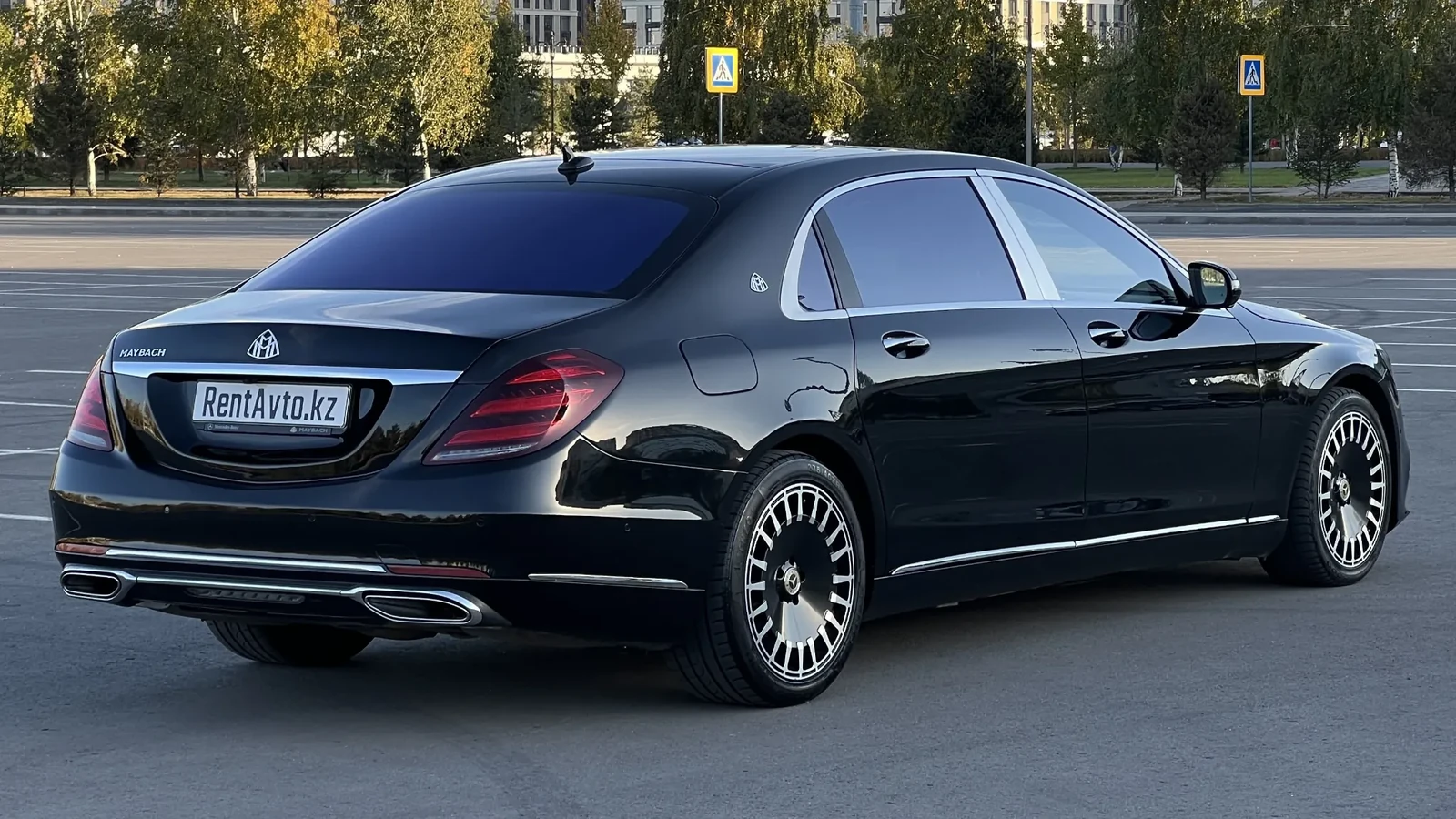 Mercedes-Benz Maybach S-Class 222 показан сзади на парковке перед выездом в Боровое