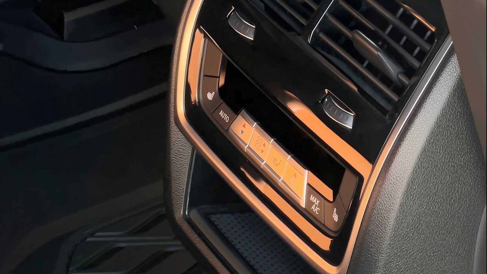 Задние воздуховоды и климат-блок BMW X5M, создающие комфорт пассажирам во время поездки