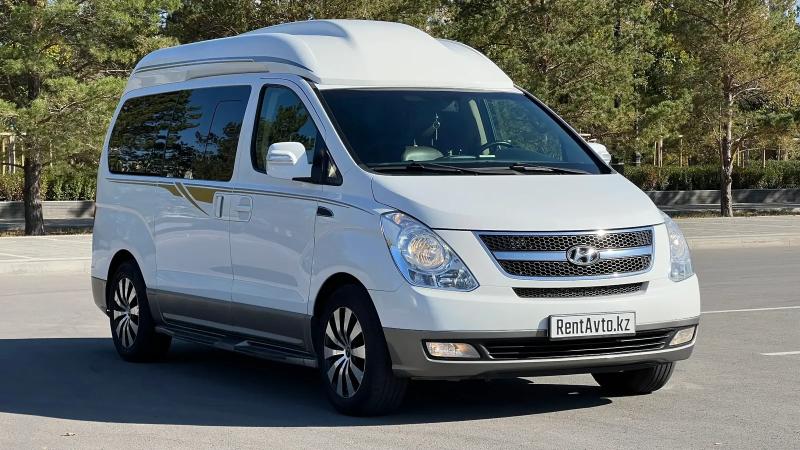 Hyundai Grand Starex LUX white