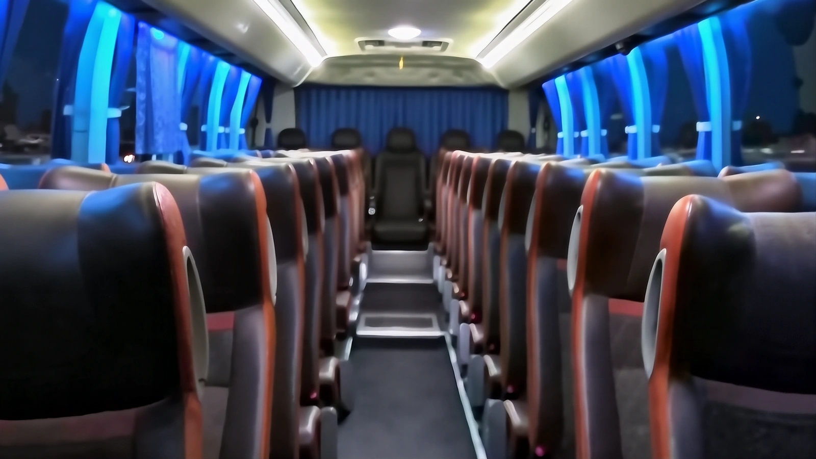 Современные туристические автобусы с фирменной ливреей иллюстрирует уровень автобусов, доступных в Астане