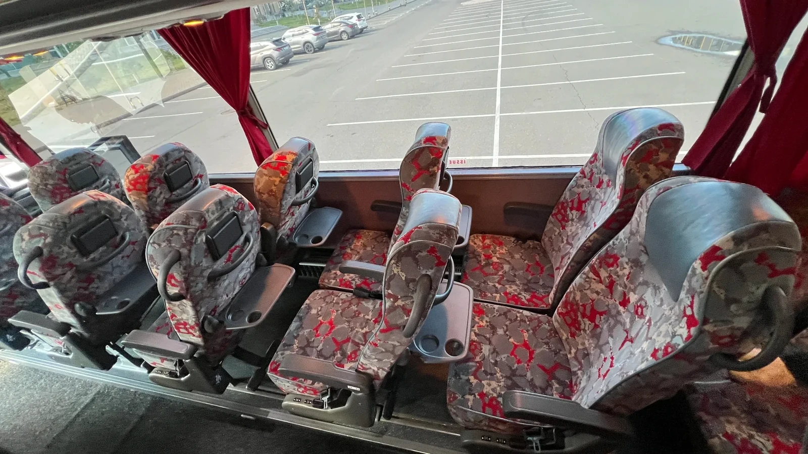 Ряд удобных кресел в туристическом автобусе VanHool, задействованном на междугородних автобусных перевозках из Астаны
