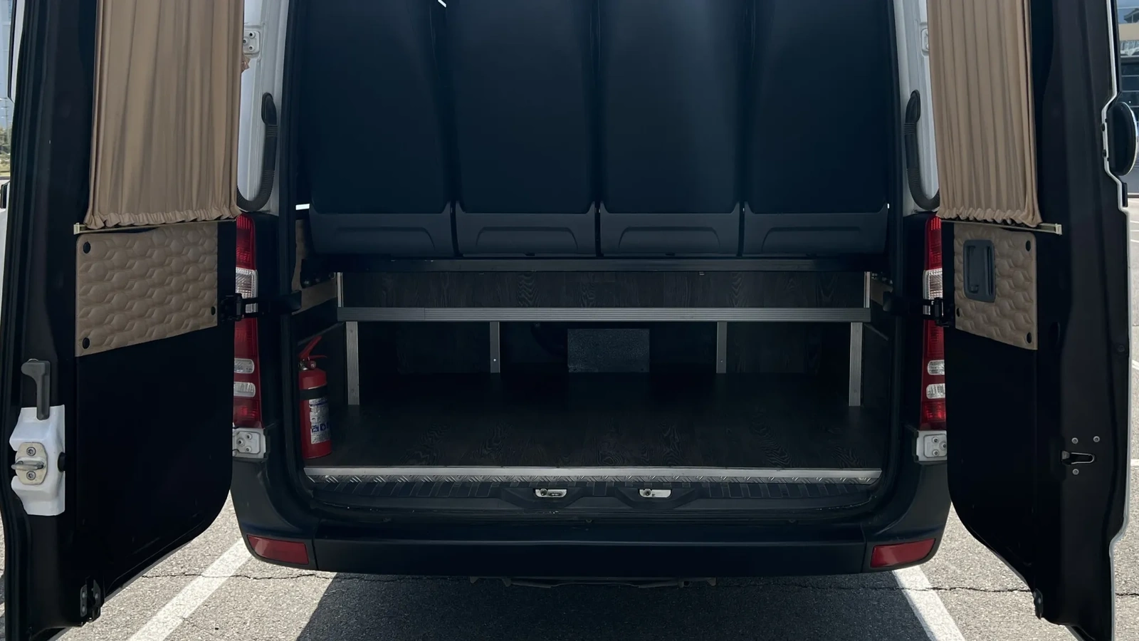 Белый Mercedes-Benz Sprinter на 20 мест на открытой площадке Астаны перед очередной групповой поездкой с водителем