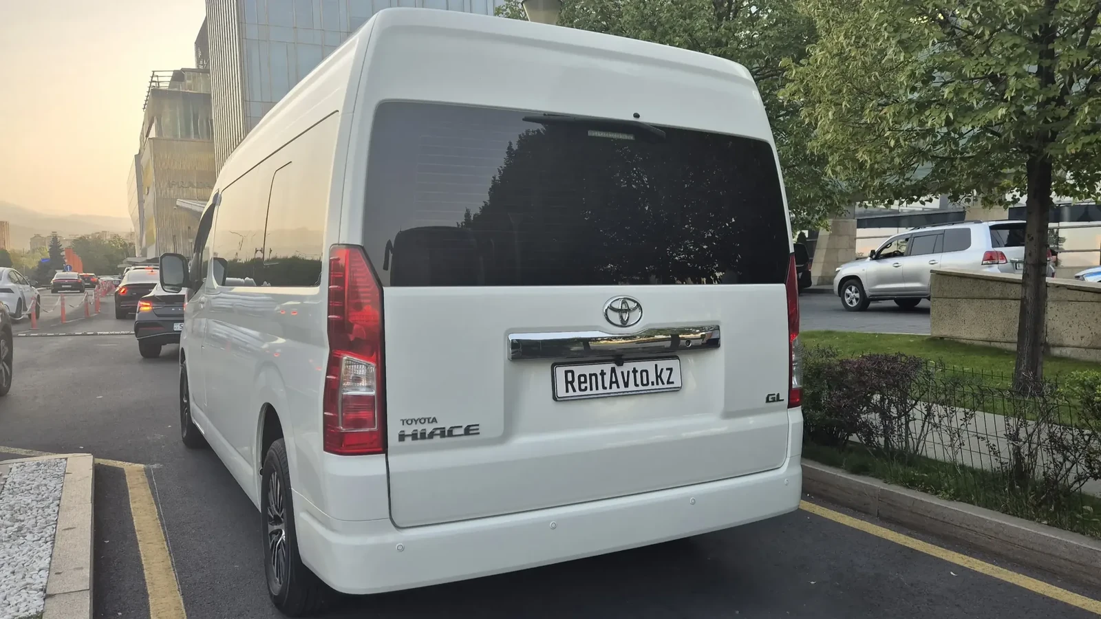 Задняя часть Toyota Hiace на 9 мест на утренней улице Астаны перед долгосрочной поездкой