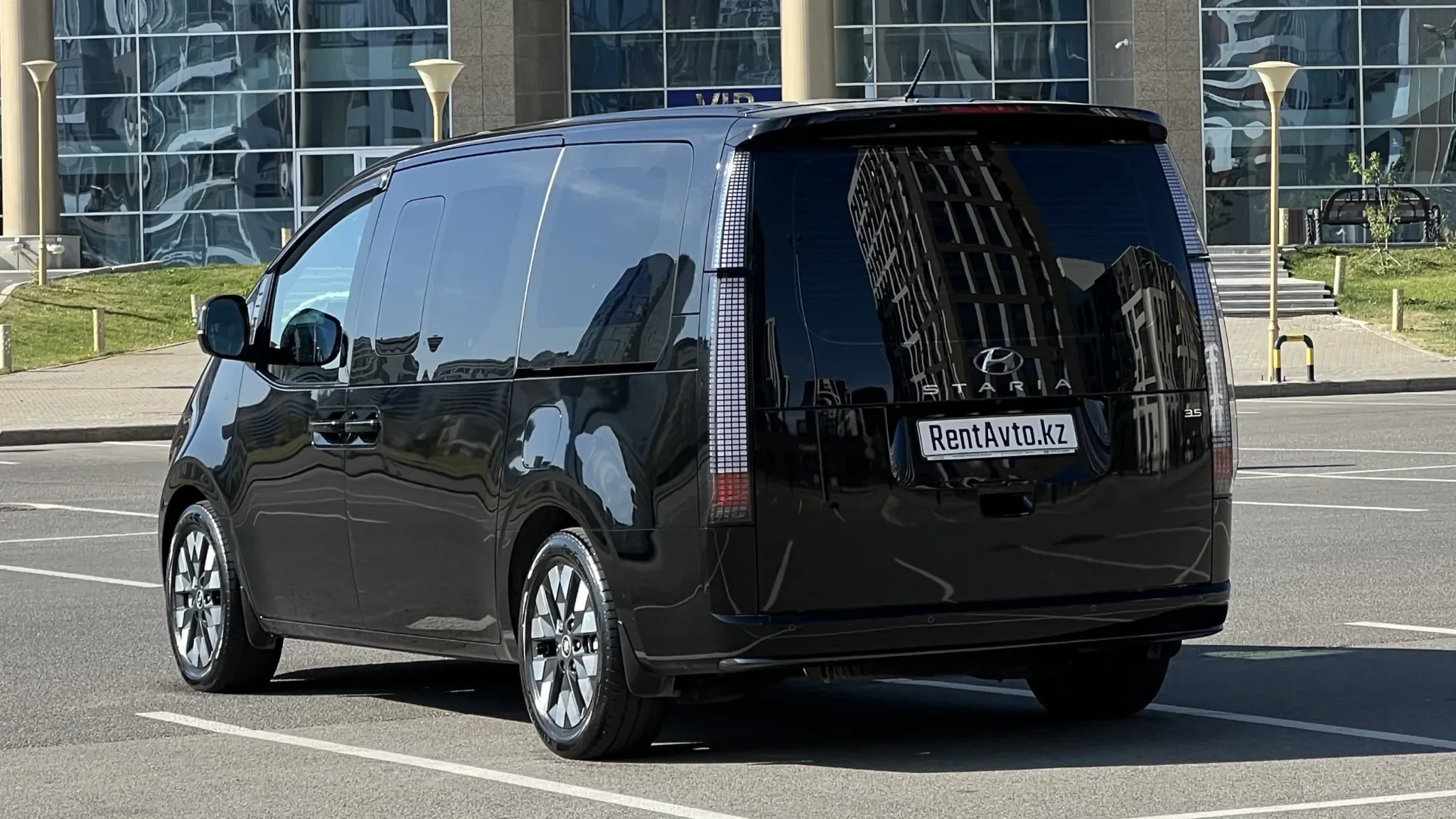 Задняя часть минивэна Hyundai Staria LUX с вертикальными фонарями и сдвижной дверью по правому борту