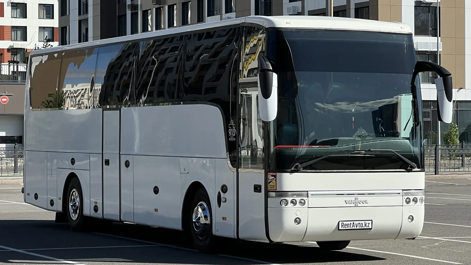 Автобус VanHool крупным планом спереди, подходит для суточной работы под интенсивный график поездок