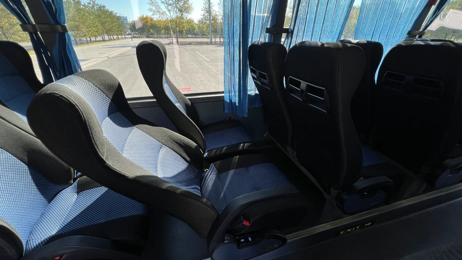 Ряд комфортных кресел в автобусе Higer удобных для почасовой аренды или для коротких деловых выездов