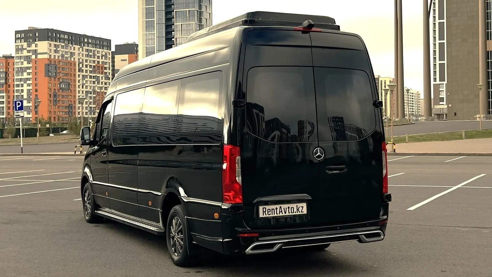 Изящный салон Sprinter на 14 мест с раскладным столиком для групповых поездок