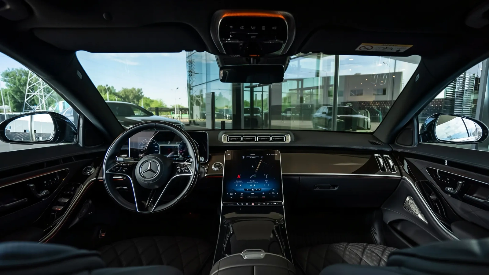 Вид сзади на переднюю панель Mercedes-Benz S-Class 223, салон рассчитан на поездки по Казахстану из Астаны в сопровождении личного водителя