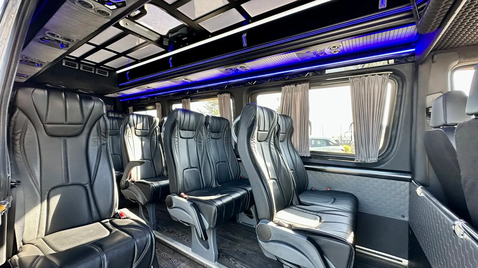Салон Sprinter на 17 мест с аккуратными рядами кресел, подходящий для трансферных поездок по городу и пригородам