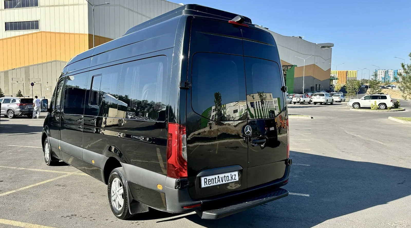 VIP-салон чёрного Sprinter на 17 мест с индивидуальной подсветкой и столиком в Астане