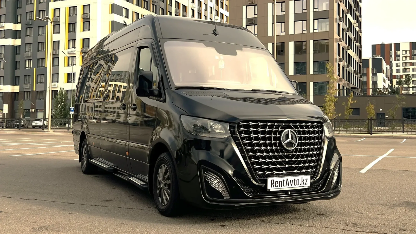 VIP-салон Sprinter на 14 мест с кожаными креслами и декоративной подсветкой для аренды
