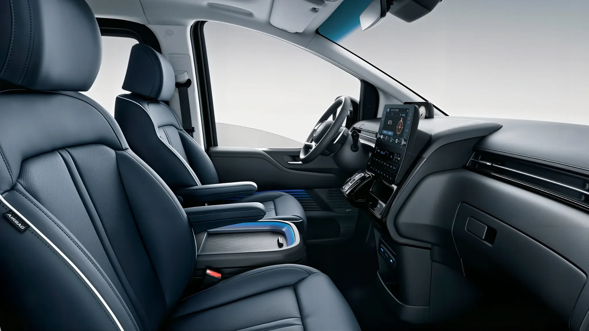 Передняя часть салона Hyundai Staria LUX с современным рулём и крупным экраном мультимедийной системы