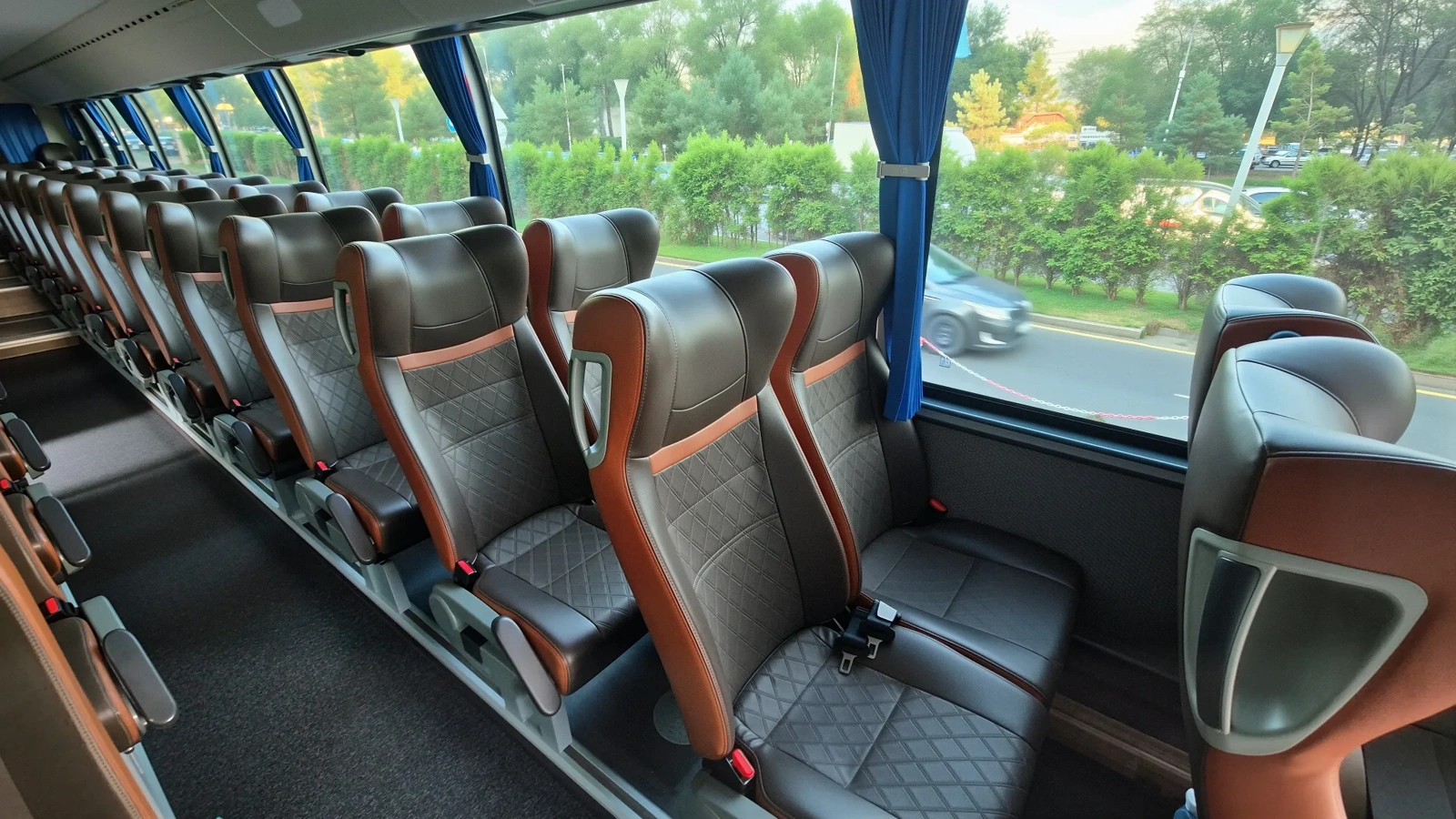 Ряды кресел 52-местного автобуса Yutong, арендуемого для обслуживания конференций и городских мероприятий