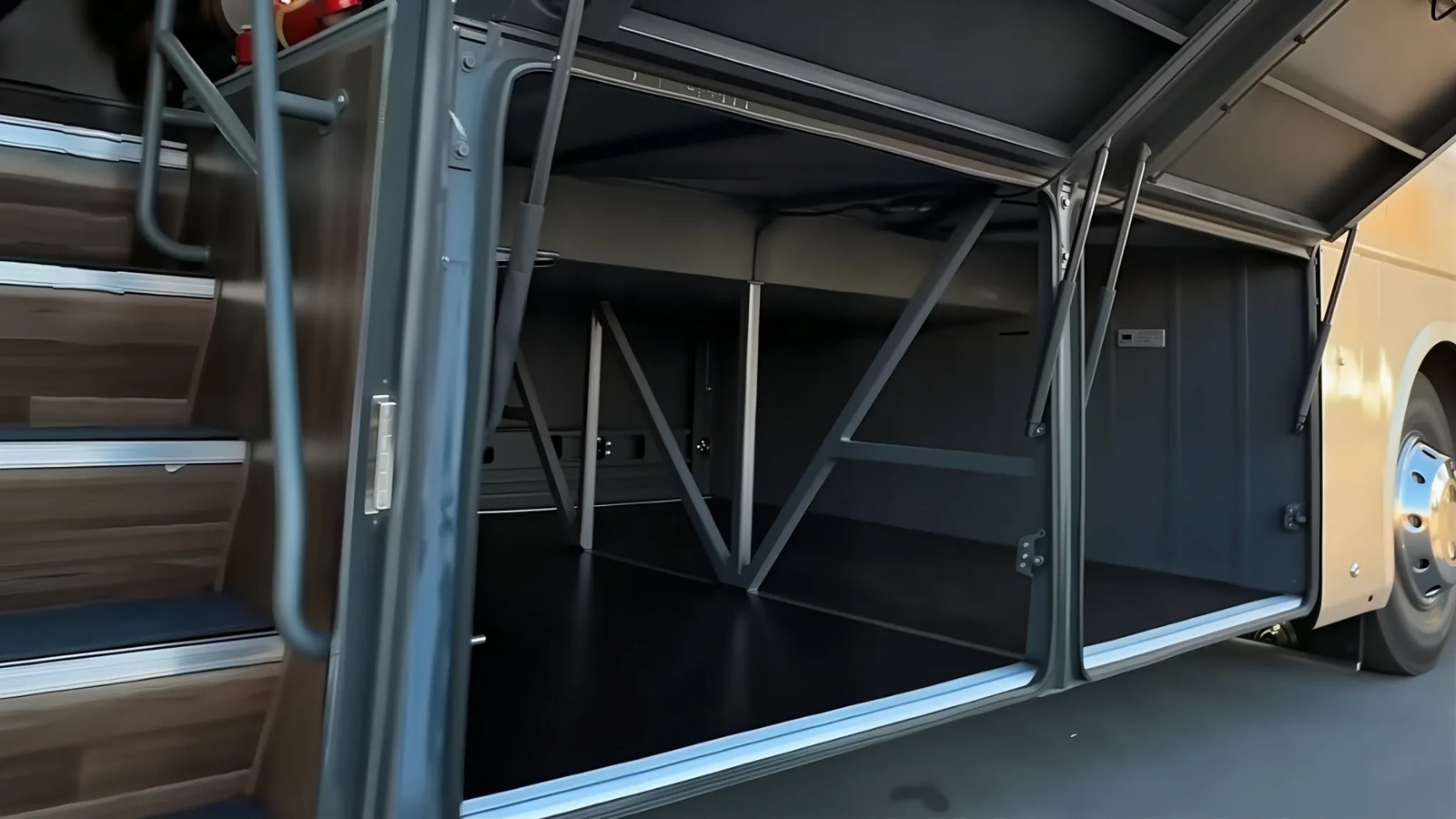 Открытый багажный отсек большого автобуса, рассчитанного для длительных программ в Астане