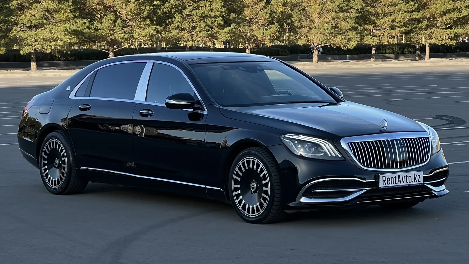 Mercedes-Benz Maybach S-Class 222 в чёрном цвете стоит на ровной площадке делового центра в почасовом формате работы