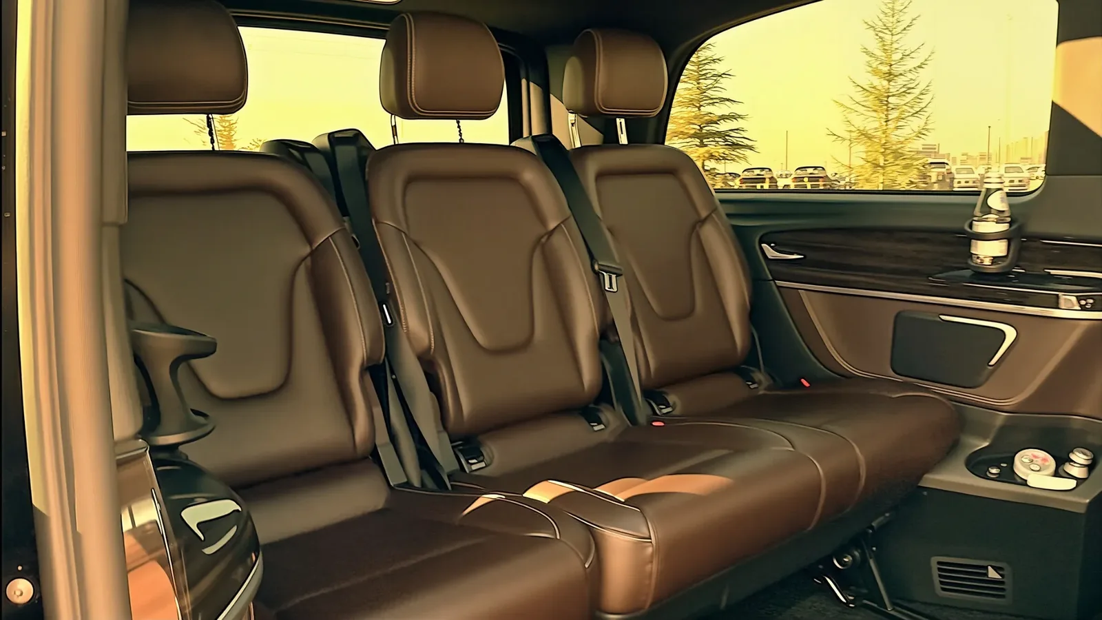 Задний ряд коричневых кожаных кресел Mercedes-Benz V-Class, удобный для  небольшой группы пассажиров