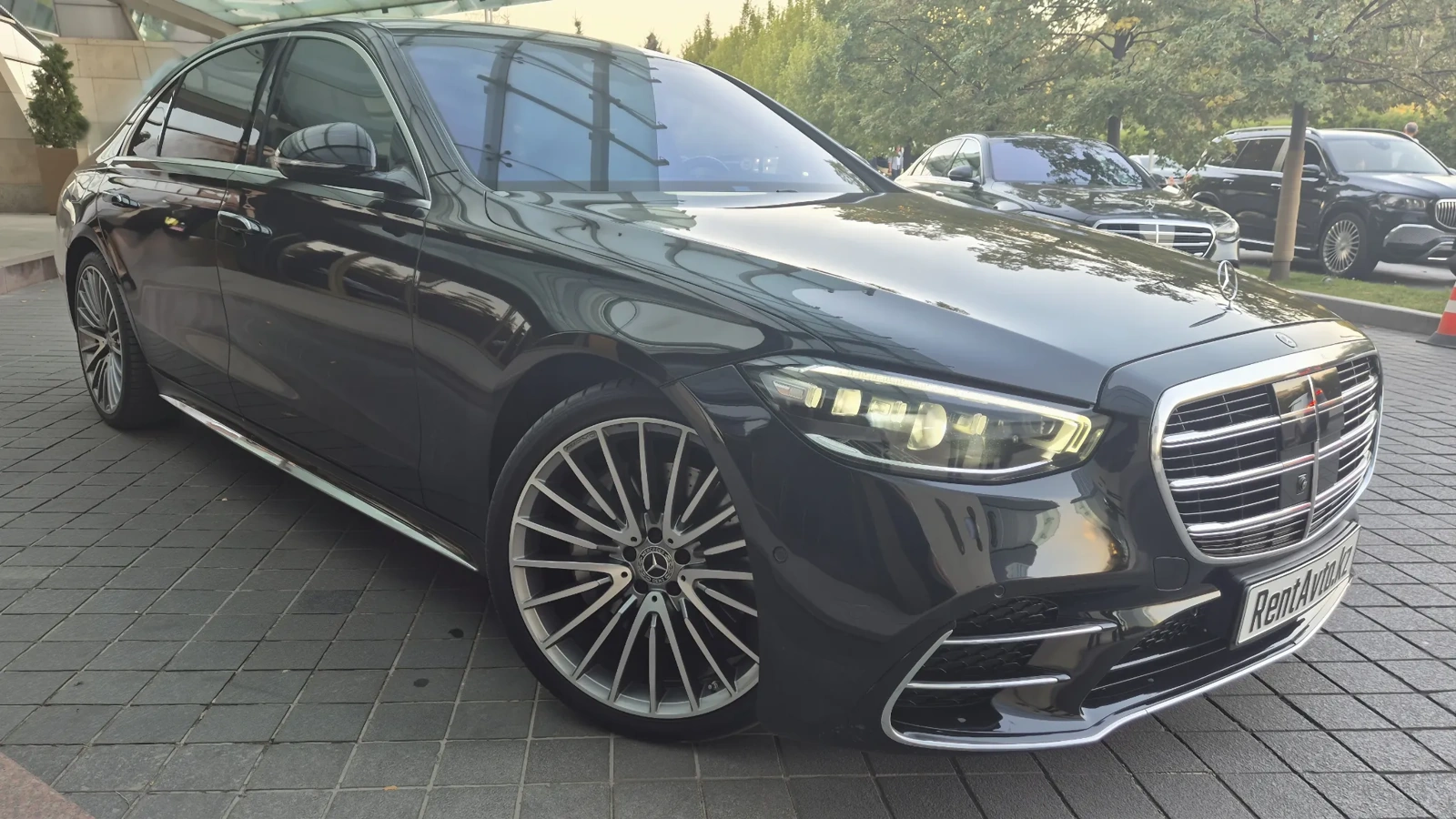 Mercedes-Benz S-Class 223 припаркован у входа в отель в момент демонстрации автопарка представительских автомобилей с водителями