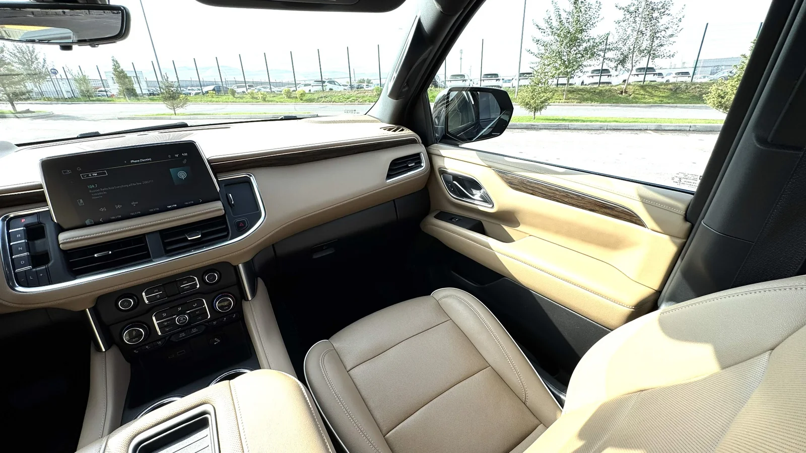 Интерьер переднего ряда Tahoe с кожаным салоном, используемый при поездках по Казахстану