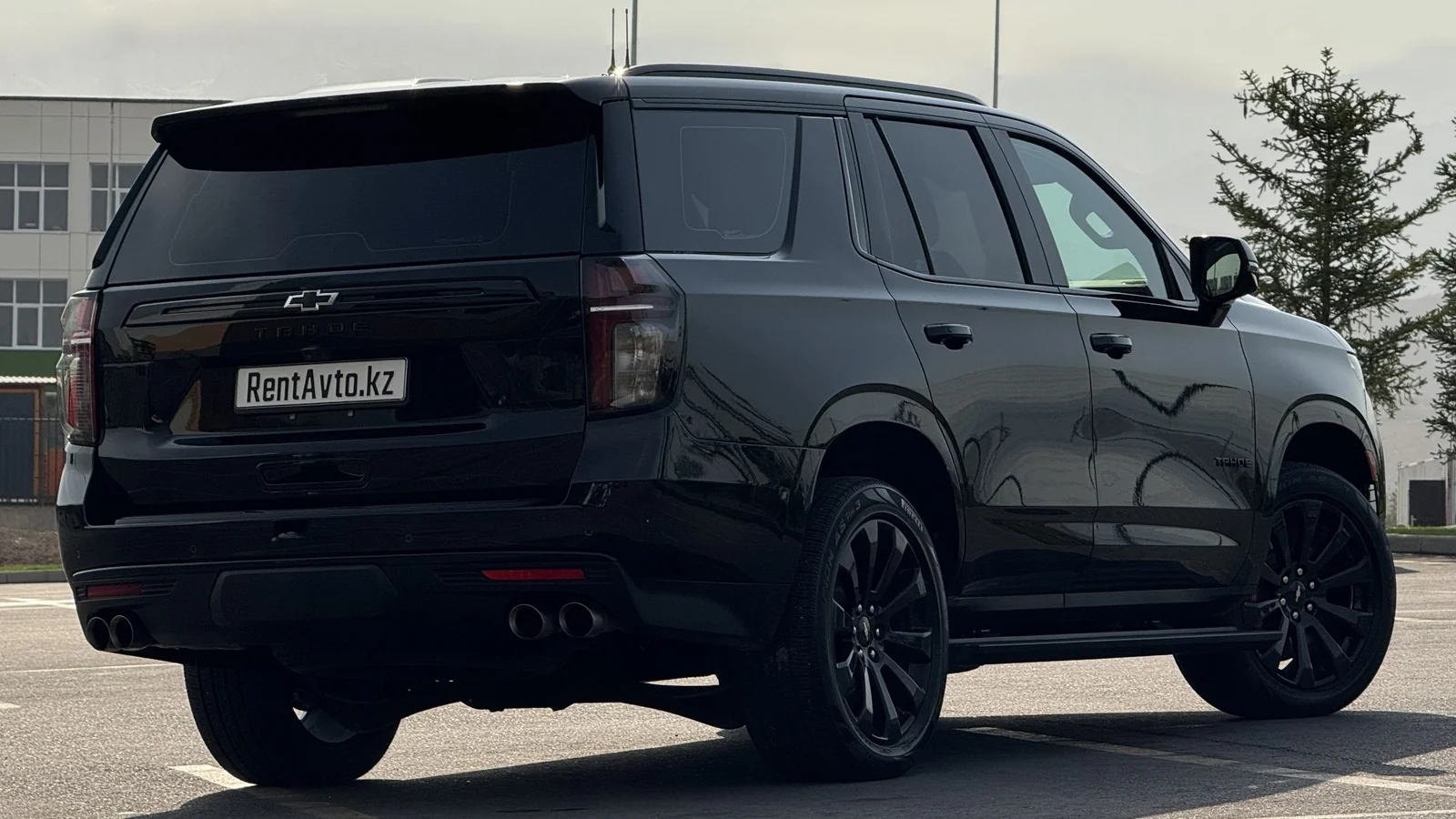 Chevrolet Tahoe на загородной трассе по направлению в Кокшетау для межгородних маршрутов