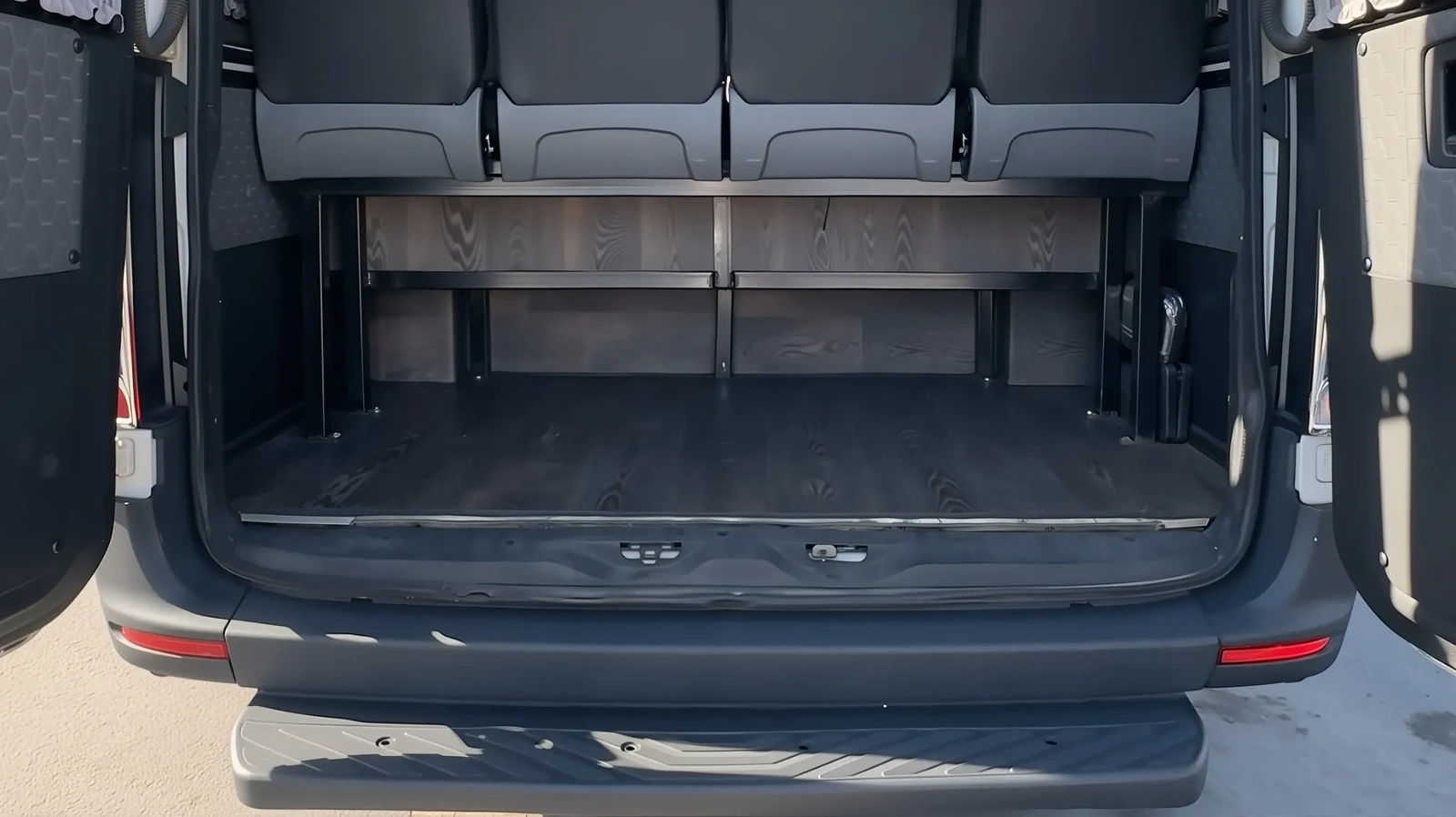 Багажная зона Sprinter с удобным доступом для лучшего сервиса и достаточного количества мест для чемоданов