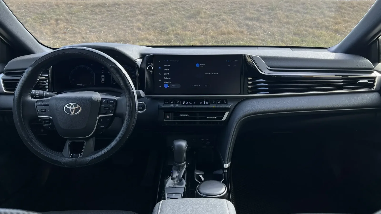 Руль и передняя панель Toyota Camry 80, автомобиль выбирают для длительной аренды