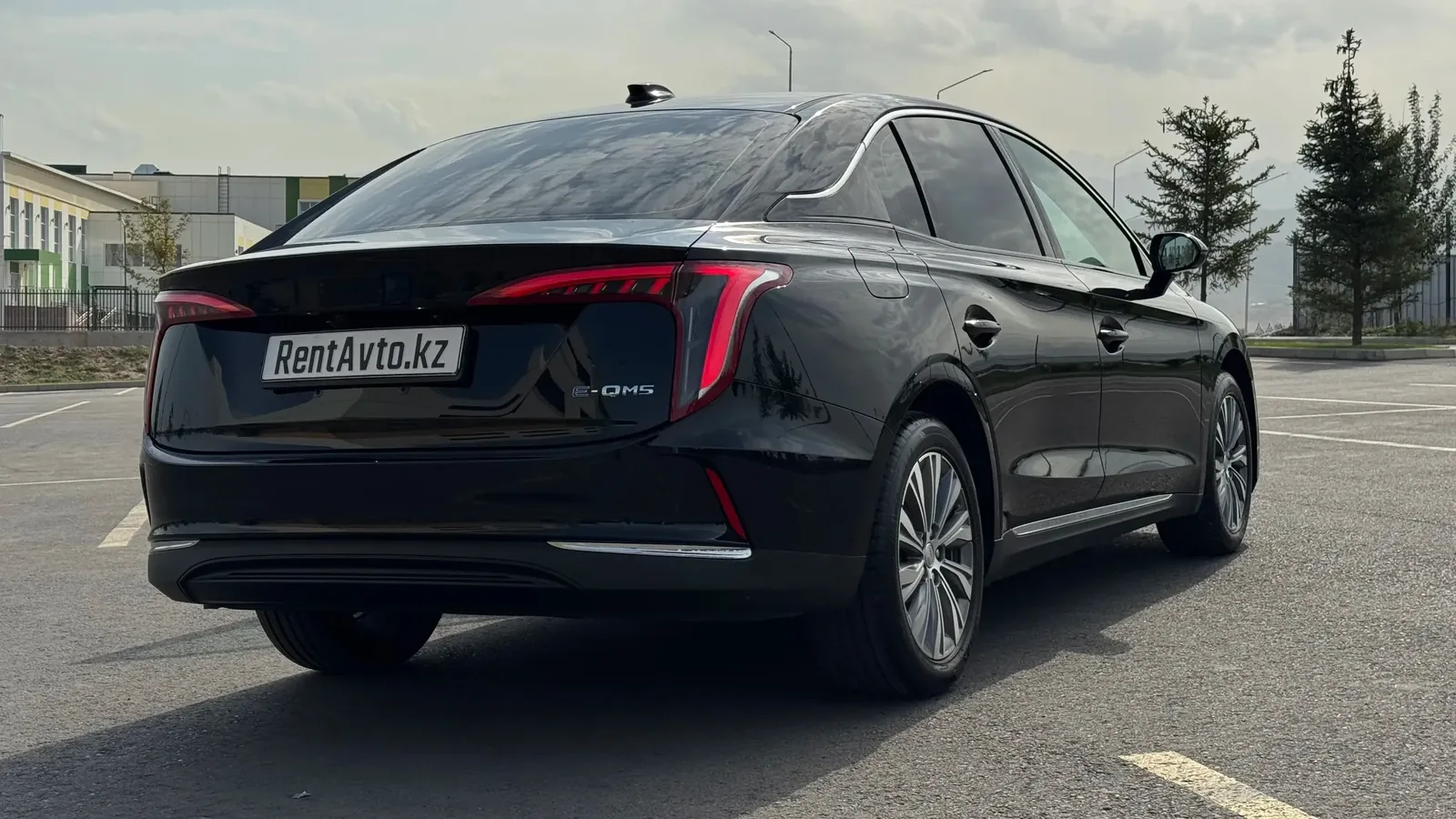 Hongqi E-QM5 снят сзади на парковке, электроседан заранее бронируют с водителем для встреч важных гостей