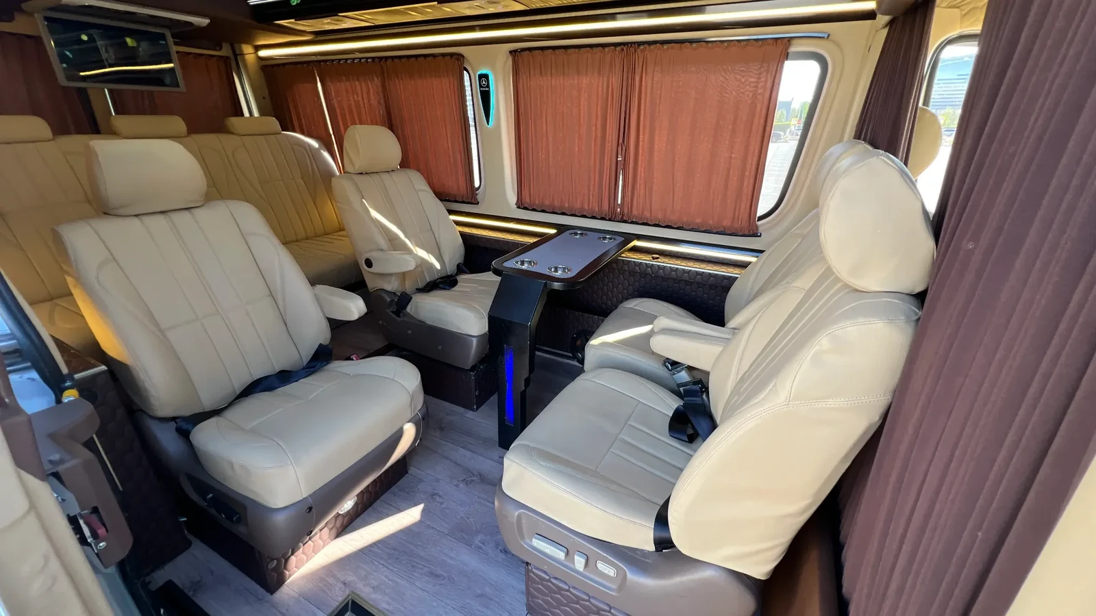 VIP-салон Sprinter на 8 мест с мягкими креслами и тёплой отделкой
