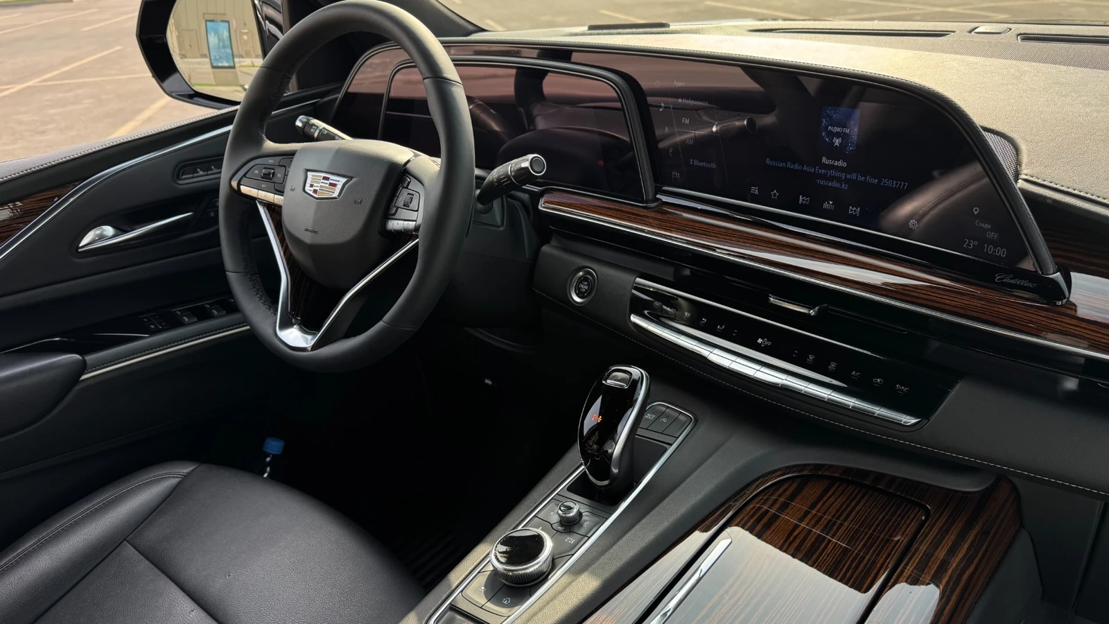 Передний ряд Escalade с кожаным рулём, подходящий для почасовой аренды