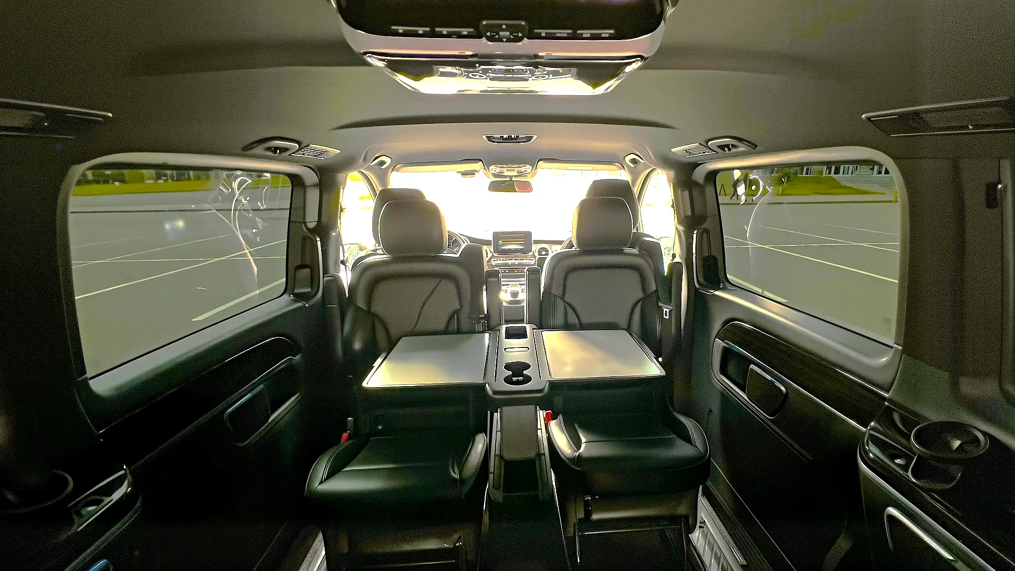 Чёрный Mercedes-Benz V-Class с фирменной решёткой радиатора припаркован на открытой площадке