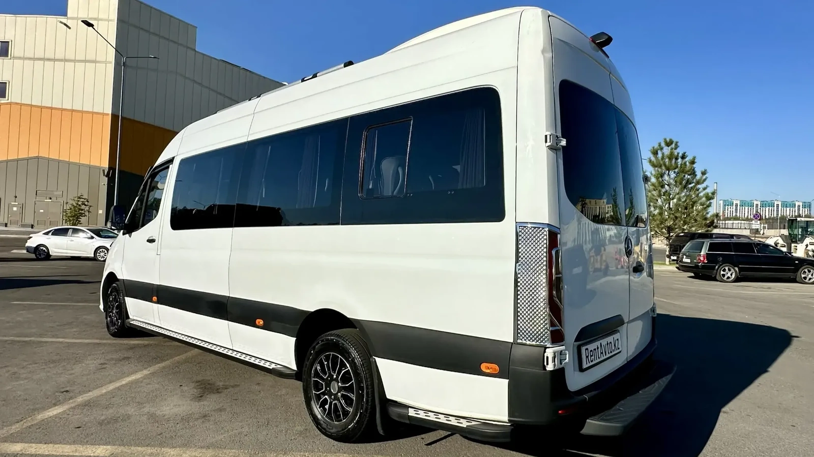 Салон Mercedes-Benz Sprinter на 17 мест с мягкой подсветкой, предназначенный для аренды по Астане