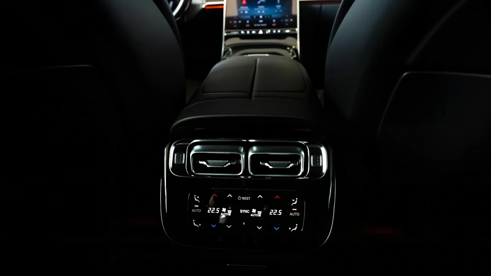 Задняя часть салона Mercedes-Benz S-Class 223 с центральной консолью и экранами, комфортное решение при необходимости в длительном пользовании автомобилем на несколько месяцев