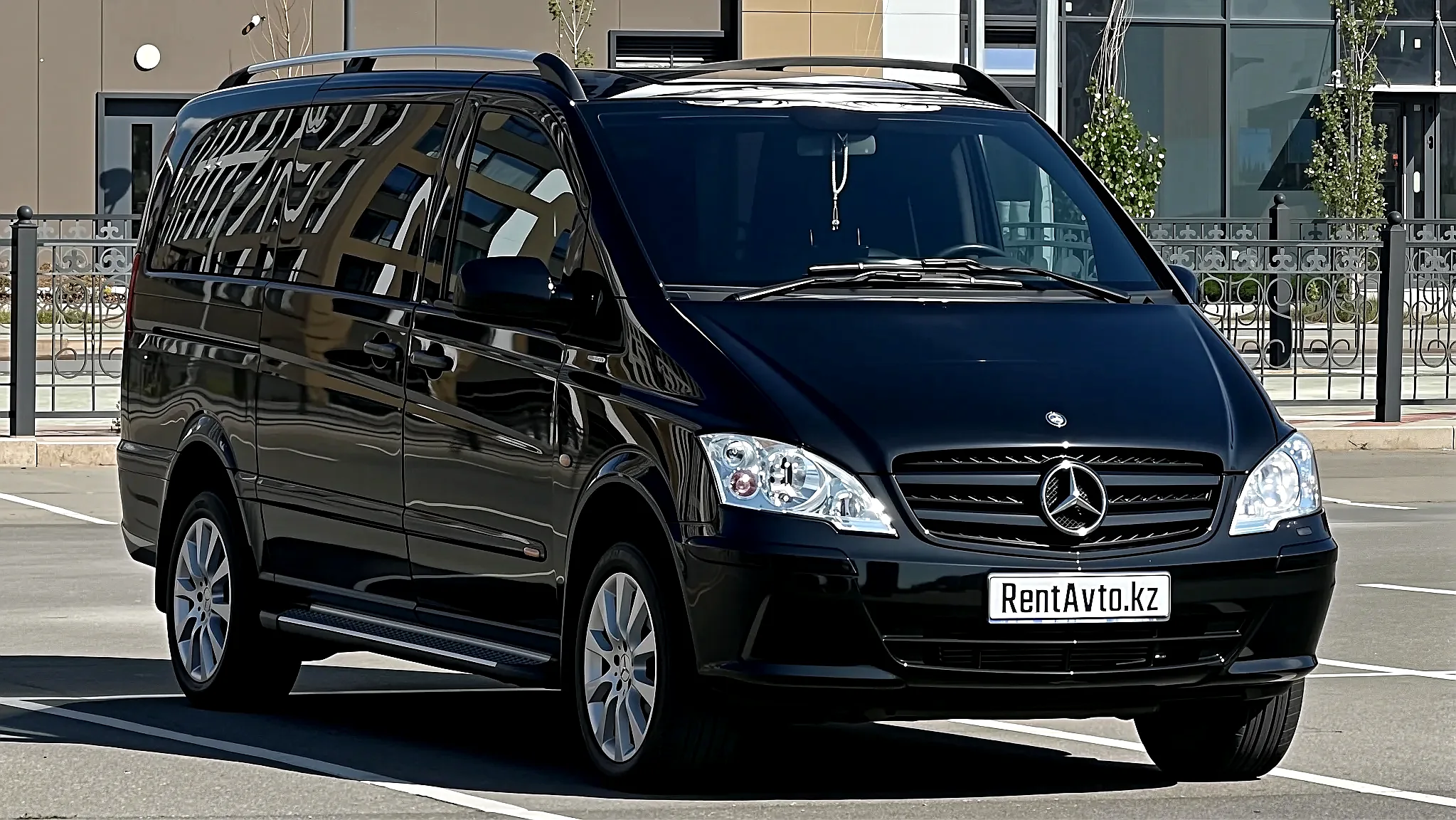 Чёрный полноприводный Mercedes-Benz Viano снят спереди на асфальтовой площадке в Астане, подчёркивая статусный внешний вид минивэна
