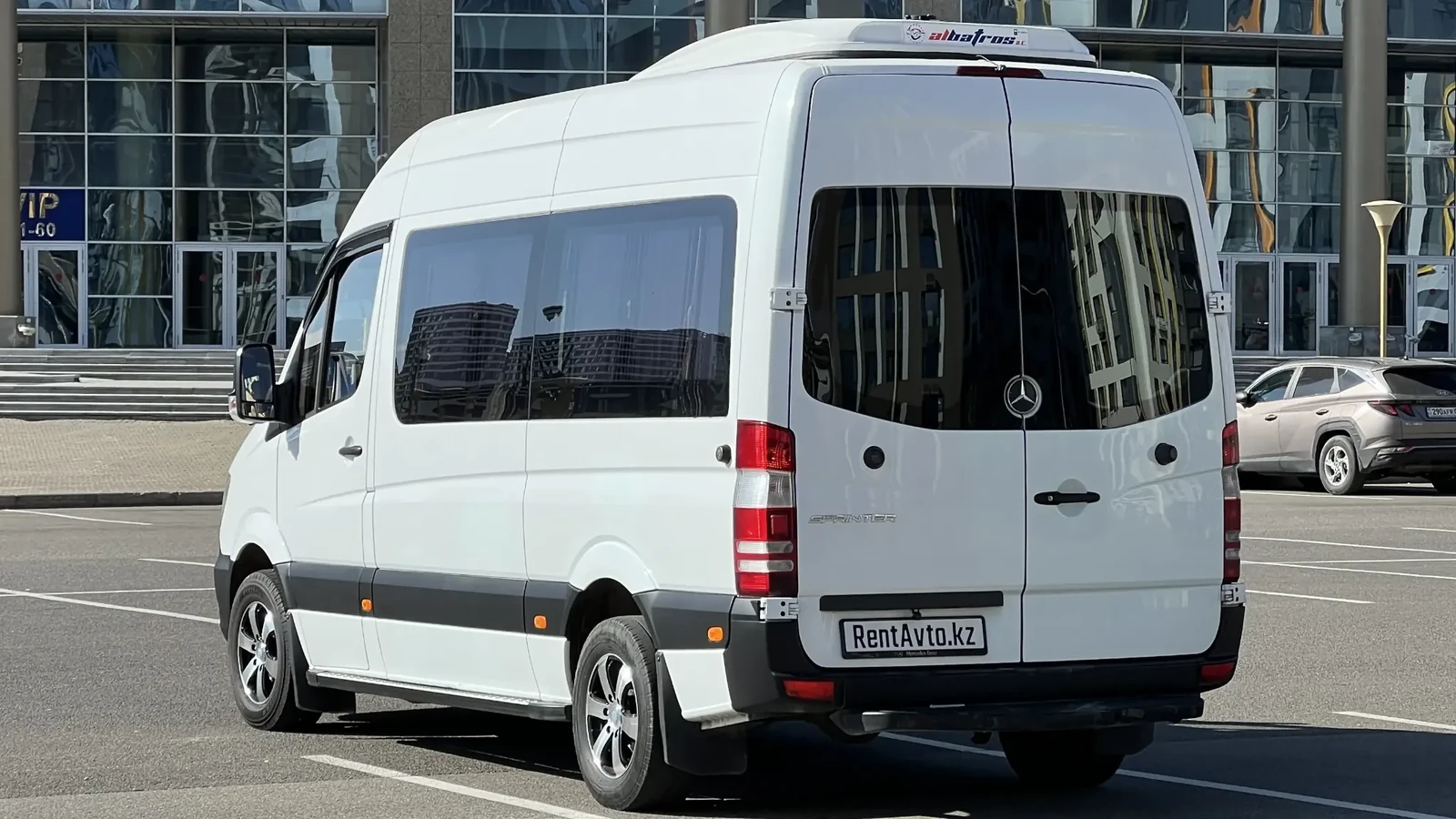 Салон микроавтобуса на 8 мест с декоративной подсветкой для суточных поездок