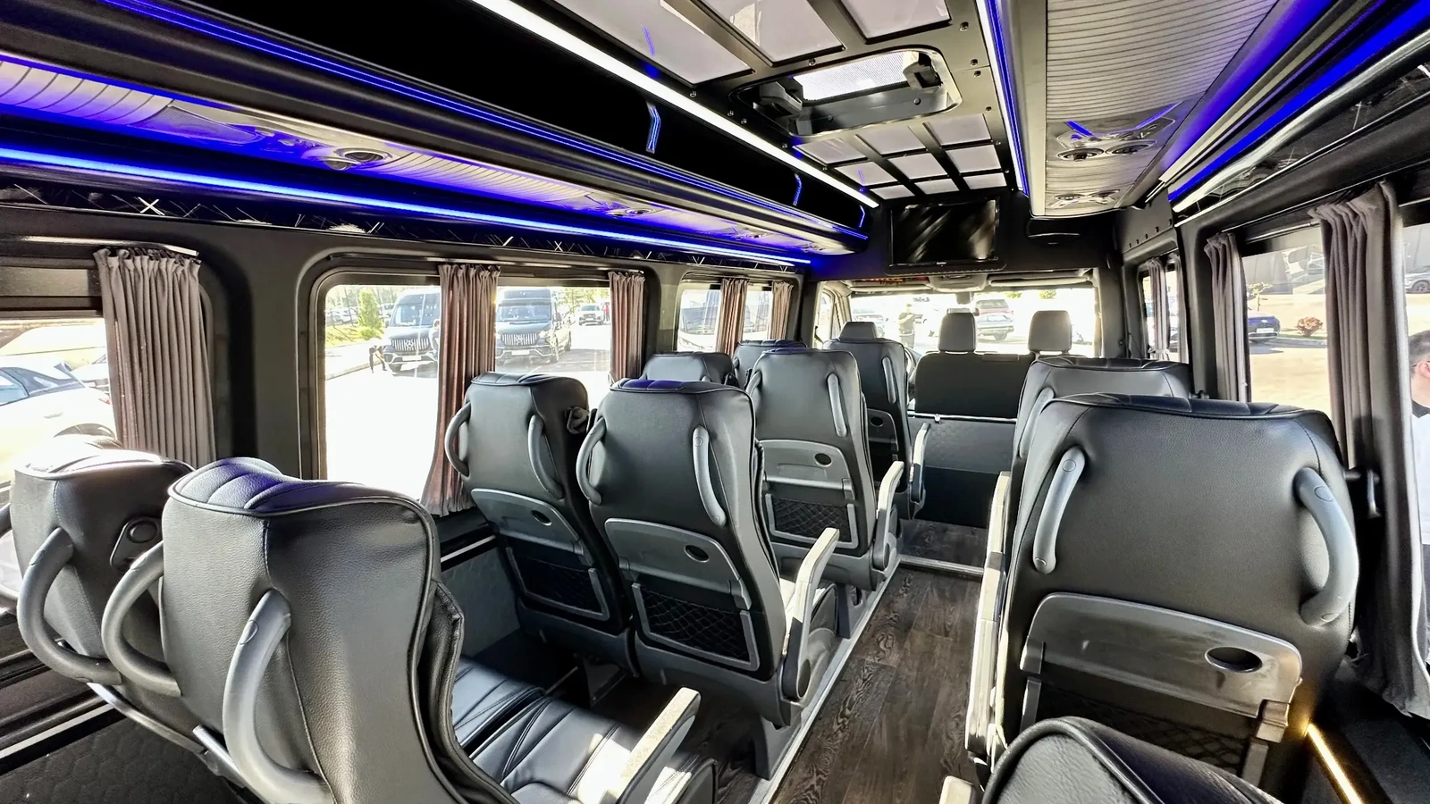 Салон Mercedes-Benz Sprinter на 17 мест с мягкой подсветкой, предназначенный для аренды по Астане