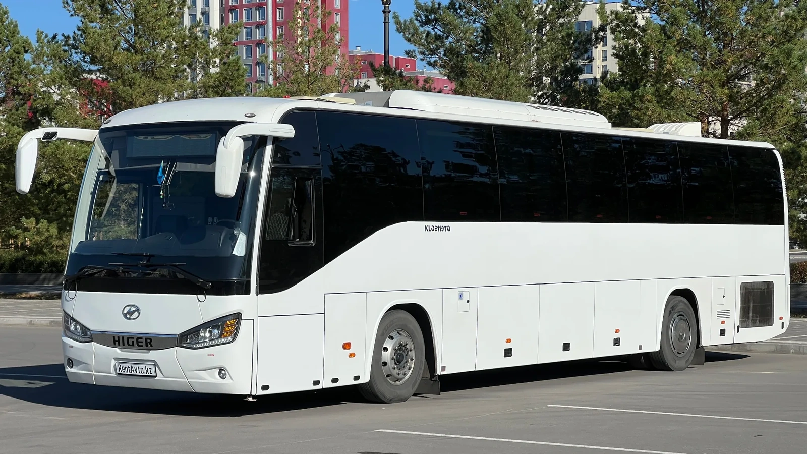 Белый автобус Higer на 54 места стоит на стоянке в Астане и готов к обслуживанию большой группы пассажиров