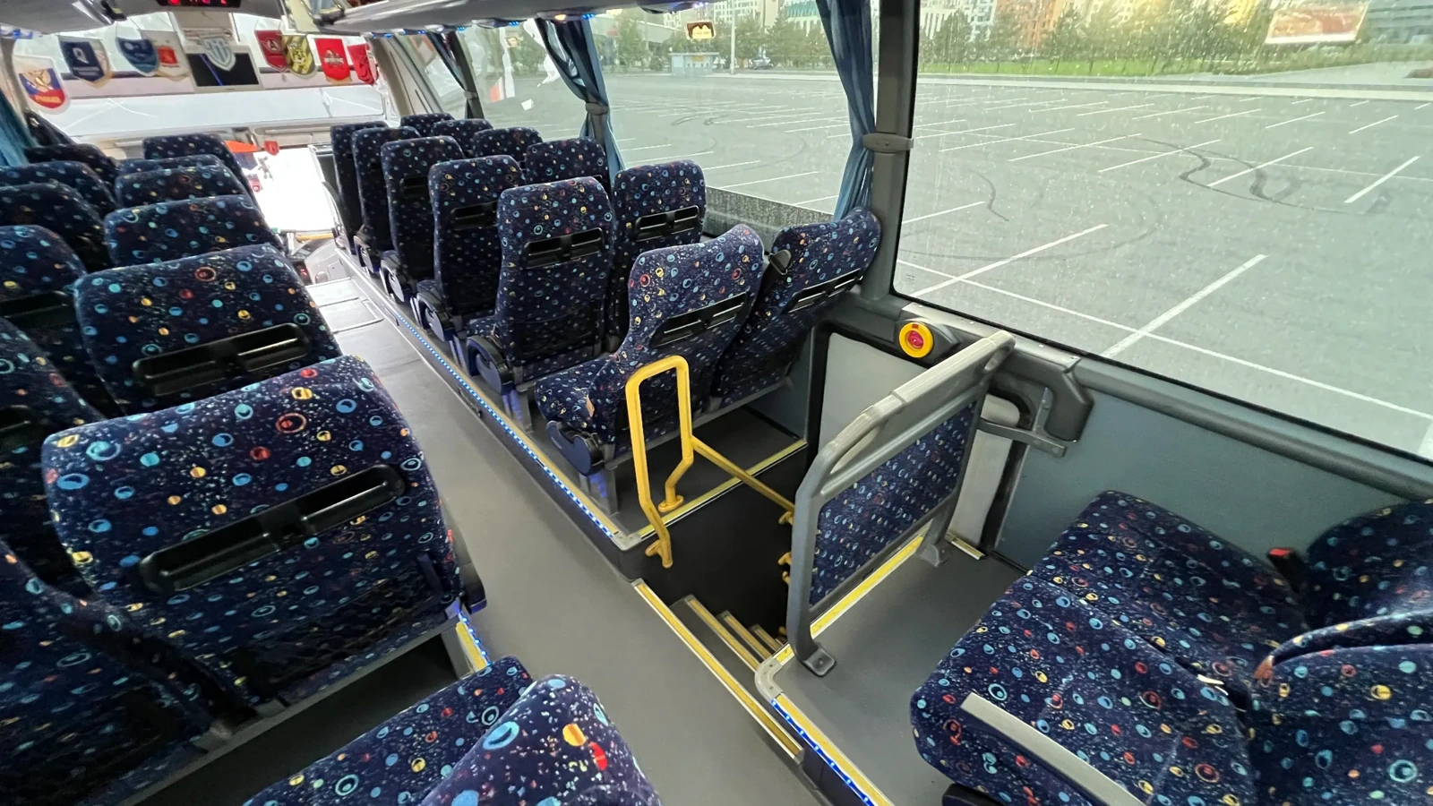 Салон автобуса Higer с несколькими рядами кресел, подготовленный под развозку сотрудников по городу