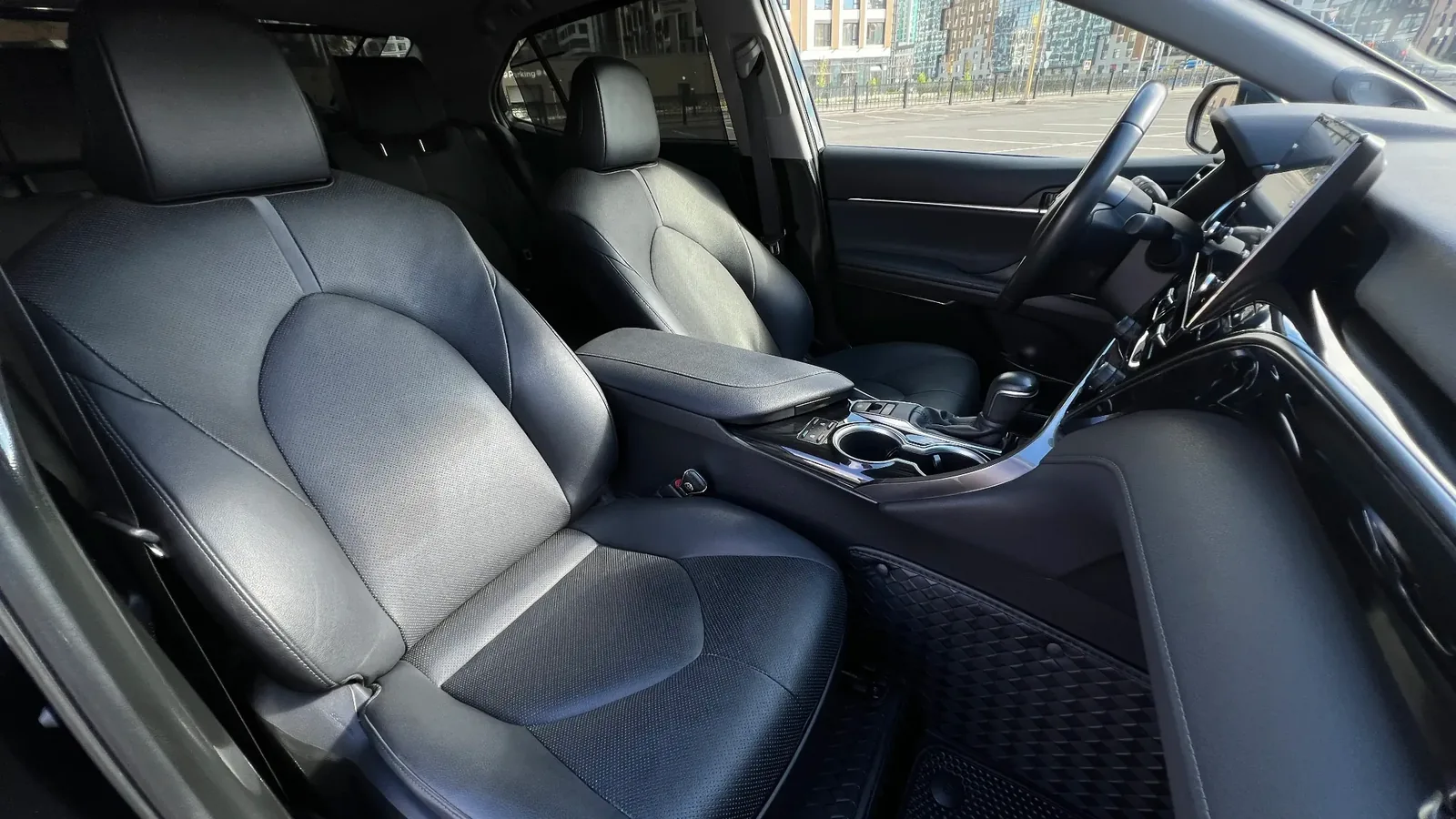 Передние сиденья и центральная консоль Toyota Camry 75, применяемая для комфортной поездки с водителем по Казахстану из Астаны