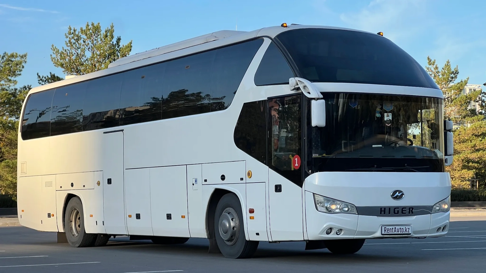 Белый Higer используется как 50-местный автобус для трансферов по Астане и пригородам