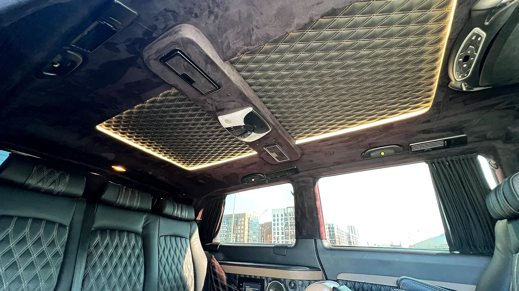 Салон Mercedes-Benz Viano потолок с подсветкой, удобным для деловых разговоров ночью в пути