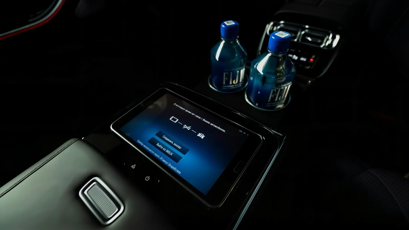 Складной подлокотник и планшет в задней части салона Mercedes-Benz S-Class 223, востребованный в формате проката с водителем для встреч и работы в пути